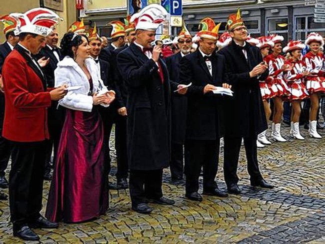 Aufmarschiert sind die Narren vor dem Rathaus. (Foto: Peter Rauch)